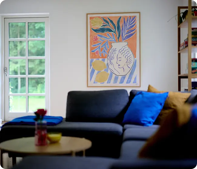 Stue med kunst